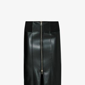 Dalším koženým kouskem v outfitu Ljuby Krbové je sukně pouzdrového střihu se zipem. Podobný model najdete u značky Liu Jo za 2 968 Kč.