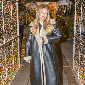 Modelka Karolína Mališová v trendy kabátě s přiznanou kožešinovou podšívkou.