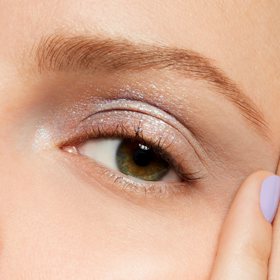 Trendy ledové líčení může mít velmi decentní charakter.