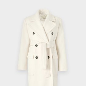 Krásný je ale i sněhobílý vlněný trenčkot s kontrastními knoflíky, Max&Co, 14 270 Kč.