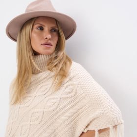 Klobouk jako elegantní zimní doplněk nemá konkurenci. 