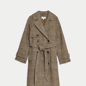 Kostkovanou variantu vlněného trenčkotu nabízí také Marks&Spencer. Kabát v hnědých tónech zdobí cenovka 3 999 Kč.