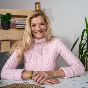 Celoživotní láskou Michaely Kudláčkové je výklad karet. Další snímky v galerii jsou z filmu Veronika, prostě Nika, kde si Michaela Kudláčková zahrála.