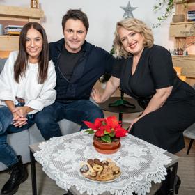 Moderátorka Miluše Bittnerová pózuje s dvojicí, kterou proslavila pohádka Z pekla štěstí.