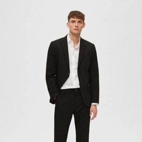 Toto je OBLEK, a ne smoking, tedy pro dress code Black tie naprosto nevhodné oblečení. Zalando