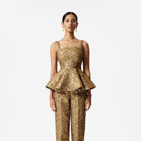 Zlatá patří k party outfitu: ten může ale vypadat i jako slušivá kombinace kalhot a výrazného topu. Oboje značka &other Stories, top 3 390 Kč, kalhoty 7 725 Kč