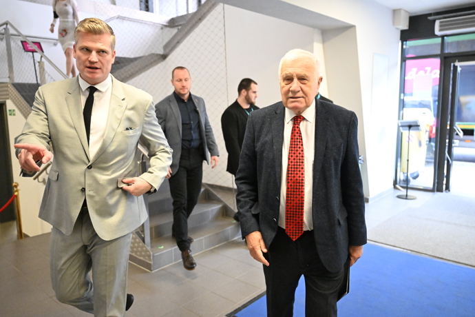 FOTO: Filip Turek s Václavem Klausem. – stránka 39