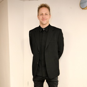 Tomáš Klus se objevil na letišti.