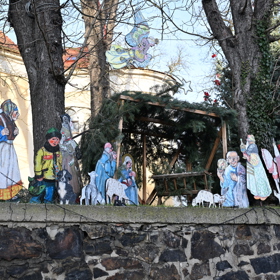 Betlém u kostela v centru Hostouně.