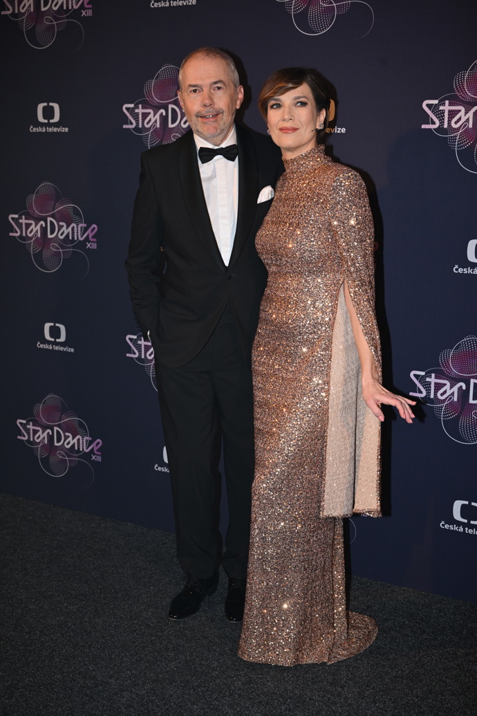 FOTO: Moderátoři StarDance Marek Eben a Tereza Kostková. – stránka 78