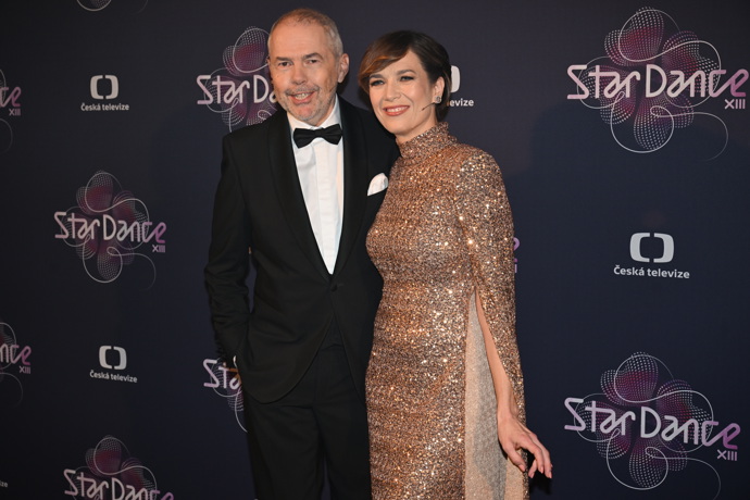 FOTO: Moderátoři StarDance Marek Eben a Tereza Kostková. – stránka 46