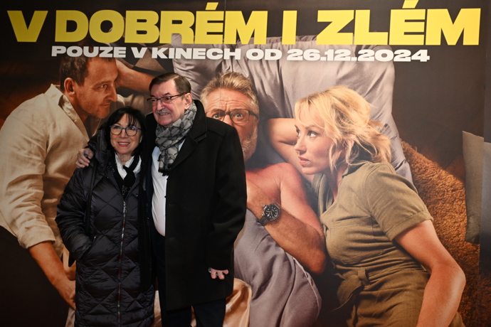 FOTO: Hudební producent Zdeněk Barták dorazil na premiéru filmu V dobrém i zlém po boku své paní. – stránka 91