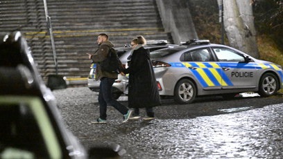 FOTO: Drželi se za ruce a nehnuli se od sebe.