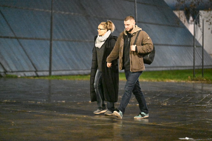 FOTO: Dvojice se držela za ruce. – stránka 33
