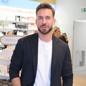 Pracoval u kadeřníka Tomáše Arsova.