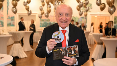 FOTO: Felix Slováček s jeho novým CD.