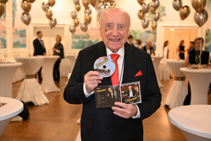 FOTO: Felix Slováček s jeho novým CD. – stránka 386