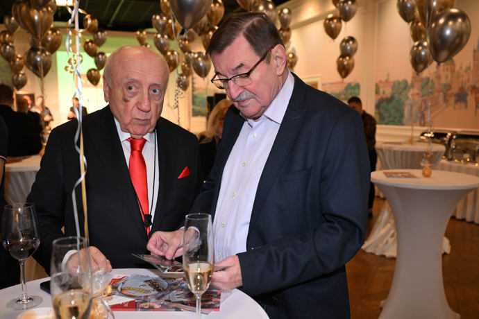 FOTO: Felix Slováček pozval na křest své nejbližší přátelé. – stránka 447