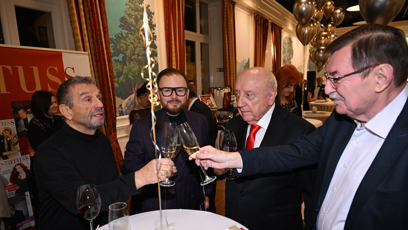FOTO: Felix Slováček si dopřál skleničku.