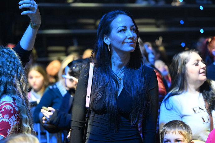 FOTO: Agáta Hanychová na koncertu Jana Bendiga. – stránka 523