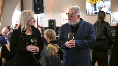 FOTO: Václav Upír Krejčí s vínem v ruce.