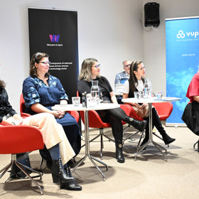 Oceněné podnikatelky si užily svých pár minut slávy za účasti zástupců Hospodářské komory ČR a společnosti Huawei, které za programem WIT stojí.