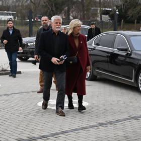 Eva Pavlová měla krásnou vánoční brož na kabátu.