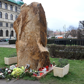 Pomník obětem střelby na Filozofické fakultě.