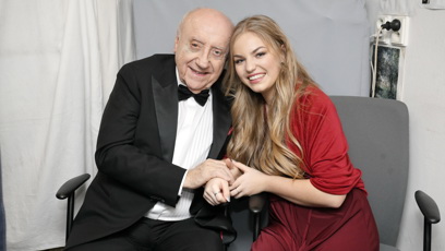 FOTO: Felix Slováček s mladou a krásnou zpěvačkou.