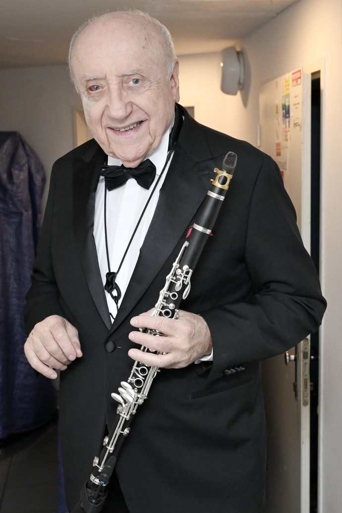 FOTO: Felix Slováček má sice bolavé oko, na dobré náladě mu to ale neubralo. – stránka 414