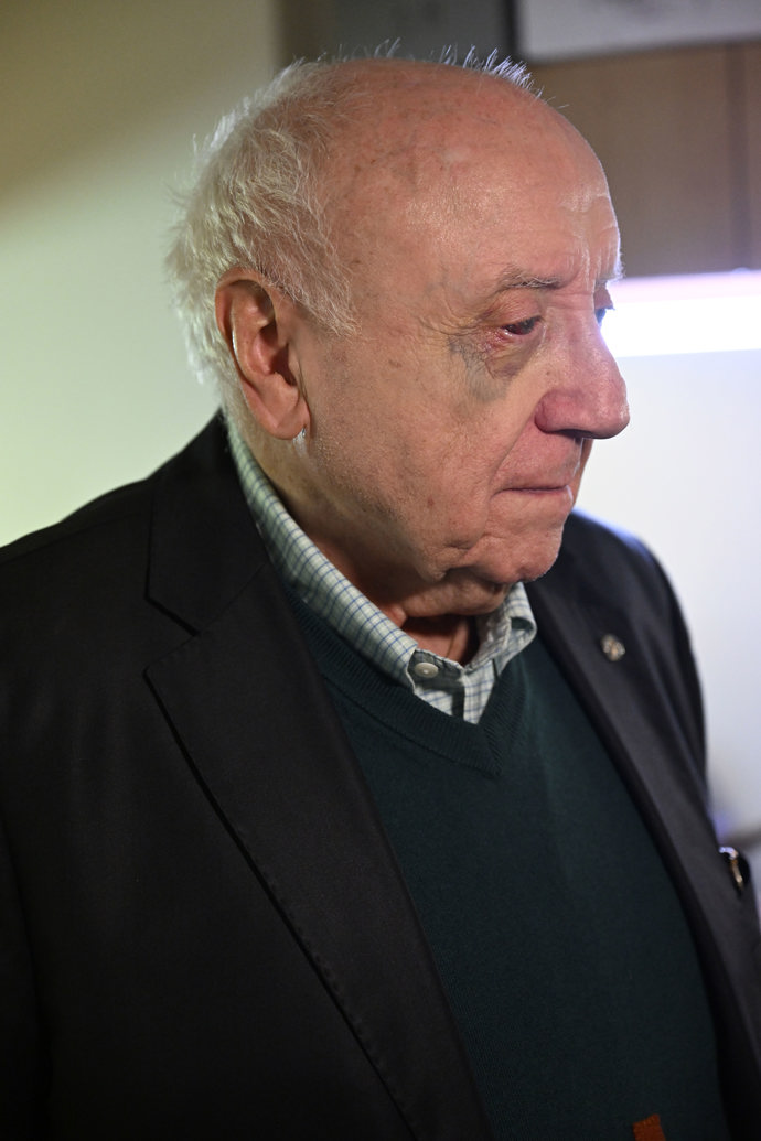 FOTO: Felix Slováček bojuje s poškozeným okem. – stránka 417
