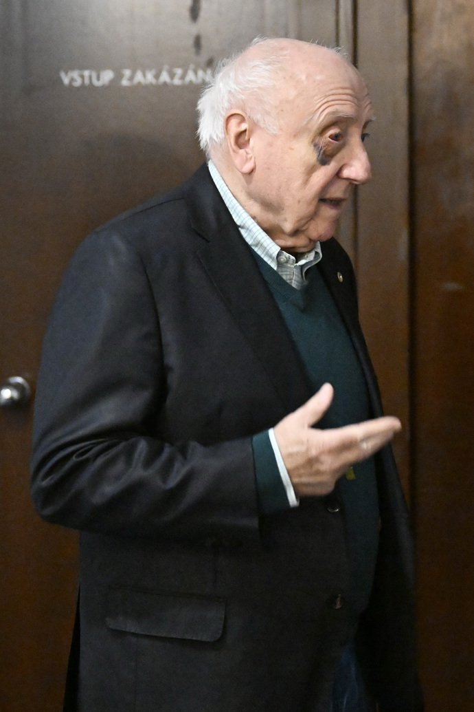 FOTO: Felix Slováček má bolavé oko. – stránka 421