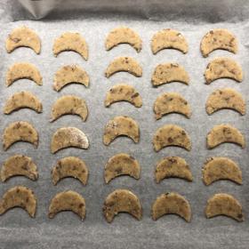 Měsíčky skládejte na plech vyložený pečicím papírem a pečte v mírně vyhřáté troubě (cca 150-160 stupňů) asi 8 až 10 minut.