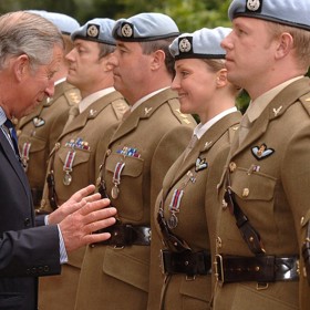 Karel a prsa, to je vděčná kapitola. Škodolibí fotografové to vědí, a tak neváhají krále zachytit v poněkud peprných situacích. Třeba při předávání vojenských vyznamenání v roce 2007.