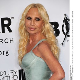 Na filmovém festivalu v Cannes 2008 návrhářka trochu ubrala a působila přirozeněji.