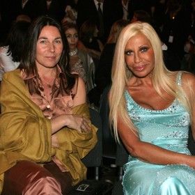 Rok 2005 a nepřirozeně zvětšené rty, vyhlazená pokožka a umělé řasy. Z Donatelly Versace se stává karikatura sebe sama.