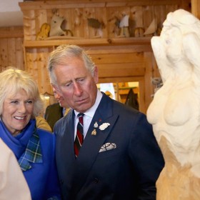 A Karel se často ani netají tím, že ho ženská vnady zajímají, přičemž nemusí být součástí skutečné ženy. Jako třeba v muzeu umění v kanadském Halifaxu roku 2014.