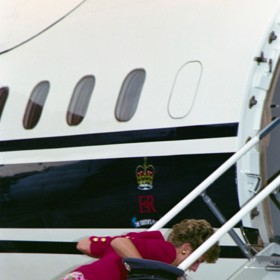 Jeho maminka, zesnulá princezna Diana, byla známá tím, že věci nebrala příliš vážně. A tak se občas stalo, že usedla na kapotu auta, sklouzla se po rampě nebo takto nedůstojně zakopla na schůdkách ke královskému speciálu v Pákistánu. Jak těžké bylo pro přítomného vojáka udržet kamennou tvář, můžeme dnes jen spekulovat.