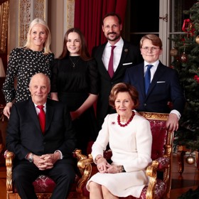 Stejně jako britská královská rodina utíká na svátky do Sandringhamu, ta norská vyráží z Osla na nedalekou "chatu" postavenou v roce 1906. Tam se pak mladší urození pánové a dámy věnují zimním sportům a starší rozjímání. Na snímku sedí král Harald s královnou Sonjou, za nimi stojí následník trůnu Haakon s manželkou Mette-Marit a dětmi Ingrid a Sverrem.