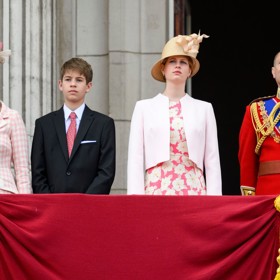 James je mladším potomkem prince Edwarda (vpravo) a vévodkyně Sophie (vlevo). Na snímku ještě se starší sestrou Louise.