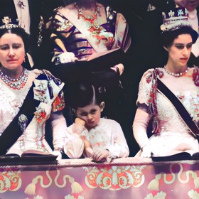 Ač král Karel III. působí jako suchar, který se za všech okolností ovládá, kdysi tomu tak nebylo. Uměl házet i dokonale znuděné pohledy, jako třeba roku 1953 na korunovaci své maminky Alžběty II.