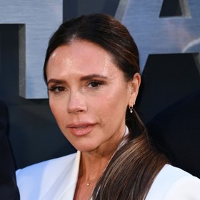 Aby její pleť vypadala svěží, ponoří obličej do ledové vody. A vodu také v hojném množství pije.