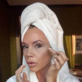 V péči o pleť pomáhá Victorii krom kosmetických přípravků také LED maska, kterou používá na noc.