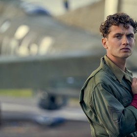 Rafferty Law si letos zahrál v seriálu o letcích z druhé světové války Vládcové nebes.