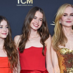 Herečka Nicole Kidman své dcery až dosud úzkostlivě skrývala před hledáčky fotoaparátů. Letos je ale všechno jinak. S Faith (13) a Sunday (16) se objevila na červeném koberci v dubnu v Los Angeles.