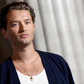 Rafferty Law je nejen nadějným hercem, ale také modelem. Přehlídku už šel například pro luxusní módní domy Valentino, Dior nebo Dolce&Gabbana.