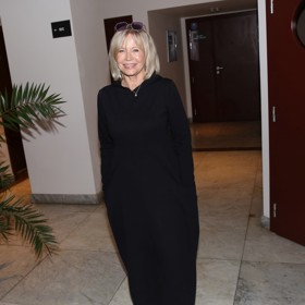 Jana Švandová vyhlíží elegantně i v maxišatech vzhledu mikiny.