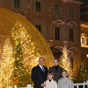 Monacký kníže Albert II. zve do paláce děti svých poddaných a převlečený za Otce Vánoc jim předává dárky. Chybět u obřadu přirozeně nesmějí jeho manželka, kněžna Charlene, a jejich desetiletá dvojčata Jacques a Gabriella.