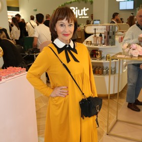 Petra Černocká  v jednoduchých, ale mladistvě hravých midi šatech áčkového střihu s preppy mašlí u krku.