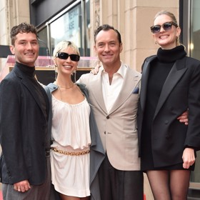 Jude Law může být na svou rodinu hrdý. Má krásnou ženu Phillipu Coan (vpravo) a také povedené děti z prvního manželství se Sadie Frost, které kráčejí v jeho stopách - syna Raffertyho (vlevo) a dceru Iris (druhá zleva). Takto společně zapózovali v polovině prosince při odhalování hercovy hvězdy na hollywoodském chodníku slávy.